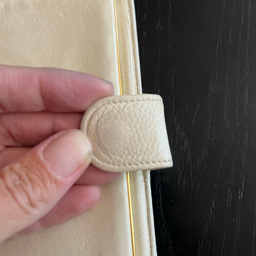 Vintage 1997-1999 Chanel Wallet in Cream/White - Picture 12 of 13
